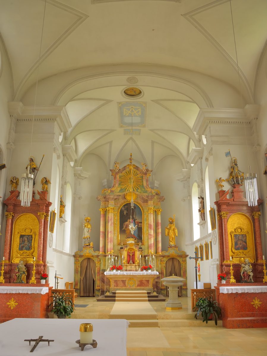 01 Pfarrkirche-Altbau-Atarraum-Seitenaltaere